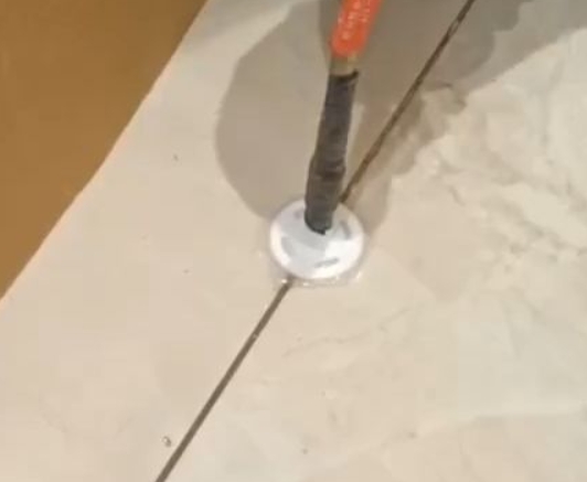 北塔瓷砖空鼓维修公司专业解答瓷砖在铺贴过程中，如果没有涂抹均匀到位的粘结材料（如水泥砂浆或瓷砖胶），可能会导致以下问题