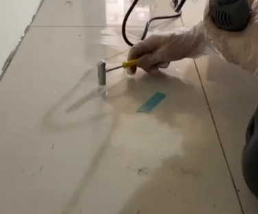 北塔瓷砖开裂维修公司专业分享瓷砖在铺贴前如果没有沥干水分，将会导致以下问题